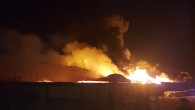 الدفع بـ6 سيارات إطفاء للسيطرة على حريق مخزن غزل ونسيج بكفر الشيخ