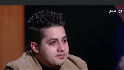 مصطفى عنبة باكيا: موظفة اشترتلي جزمة وأنا طالب.. ونفسي أعوض جميلها