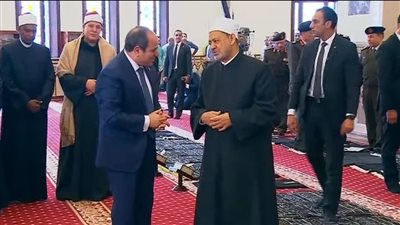 حديث جانبي بين الرئيس السيسي وشيخ الأزهر عقب صلاة الجمعة بمسجد المشير طنطاوي