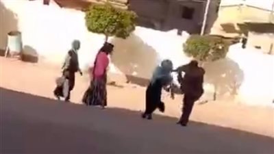 ضربهم بالشلوت.. تفاصيل تعدي مدير مدرسة على طالبتين بالبحيرة | بث مباشر