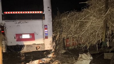 ارتفاع مصابي حادث تصادم أتوبيس عمال مصنع سكر دشنا بمقطورة قصب لـ 24 عاملا