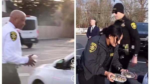 أفراد شرطة يوزعون