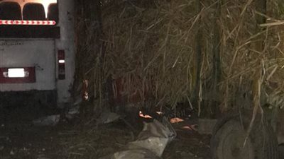 للتحقيق معهما.. التحفظ على سائقي الأتوبيس والجرار بعد واقعة مصرع وإصابة 24 عاملًا في قنا