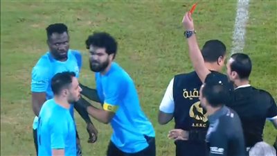 وسط حراسة أمنية مشددة.. اعتراضات من لاعبي غزل المحلة على حكم مباراة فريقهم ضد البنك الأهلي