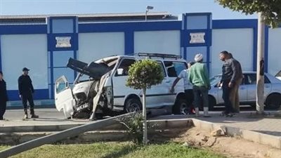 إصابة 3 طلاب في تصادم ميكروباص بعمود إنارة بالسويس | بث مباشر