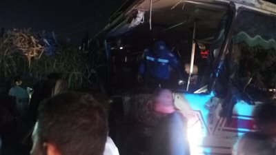 بعد إسعافهم.. خروج 20 مصابًا من عمال مصنع السكر بعد تصادم أتوبيس مع جرار قصب في قنا