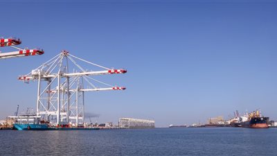 ميناء دمياط يستقبل دفعة جديدة من أوناش الرصيف العملاقة لمحطة حاويات تحيا مصر 1 │ صور