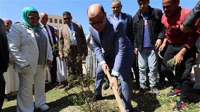 مسك الفاس وزرعها.. محافظ كفر الشيخ يغرس أول شجرة بالحرم الجامعي في الأسبوع البيئي