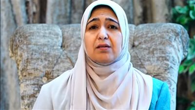 ما حكم صيام المرأة الحائض في نهار رمضان حياءً من أهلها؟ | فيديو