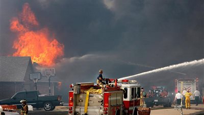 أعاصير قاتلة وحرائق تلتهم المدن.. عاصفة تضرب أمريكا وتهدد حياة 100 مليون شخص 