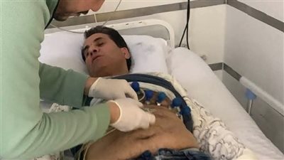 نقل المطرب أحمد شيبة إلى المستشفى بعد تعرضه لأزمة صحية مفاجأة | بث مباشر 