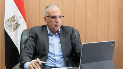 وزير الري يبحث حالة المنظومة المائية والاستعداد لفترة أقصى الاحتياجات المائية