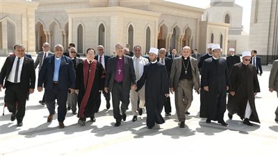 وزير الأوقاف يصطحب وفد الكنيسة الإنجيلية في جولة داخل مسجد مصر الكبير 