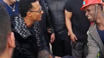 الخسران كسبان.. محمد رمضان يواصل تصوير برنامجه وسط عمال العاصمة الإدارية بلعبة ريست| بث مباشر 