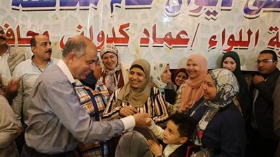 وسط أجواء من الفرحة.. محافظ المنيا يشارك موظفي الديوان العام في إفطار جماعي