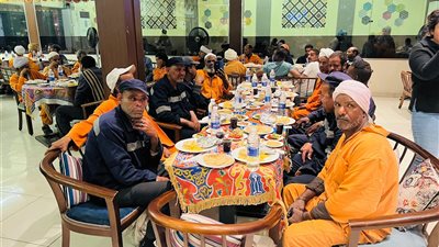 محافظ قنا يشارك 120 عامل نظافة مائدة الإفطار الرمضاني ويشيد بدورهم في خدمة المجتمع