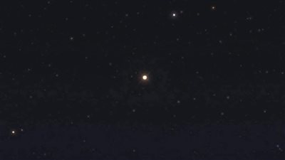 يبعد عن الأرض 79 سنة ضوئية.. اقتران القمر مع نجم عملاق في سماء مصر