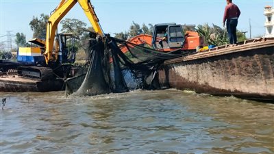 إزالة 85 صندوقًا سمكيًا من حرم النيل في المحمودية بالبحيرة | صور