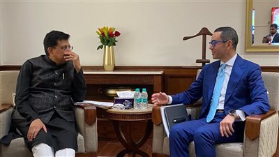 وزير الاستثمار يبحث مع وزير التجارة الهندي مضاعفة حجم التبادل التجاري بين البلدين