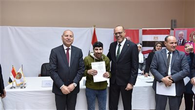 وزير العمل ومحافظ القاهرة يُسلمان 31 عقد عمل لذوي الهمم