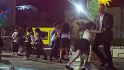 ولي أمر يشارك ابنته العرض بعد تغيب زميلها يتصدر التريند.. ووالدتها: اتفاجئت بيه على المسرح