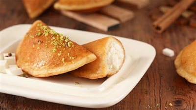 كيفية تحضير القطايف المحشية بالمكسرات والجبنة.. وصفة سهلة بمذاق مميز