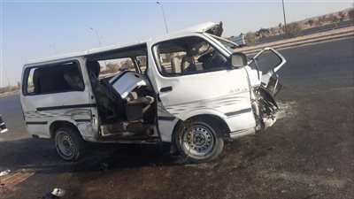 مصرع شخص وإصابة 14 آخرين في انقلاب ميكروباص أعلى طريق الواحات بأكتوبر