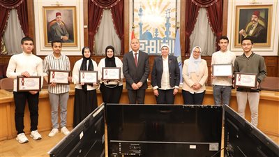 محافظ القاهرة يكرم الفريق الفائز بالمركز الأول بالجمهورية في مسابقة أوائل الطلبة للثانوية العامة