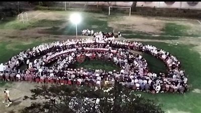 كتف بكتف.. طلاب هندسة منوف ينظمون حفل إفطار جماعي بمائدة عملاقة على شكل مئذنة | صور