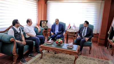 محافظ سوهاج يستقبل نائب وزير الصحة لمتابعة تطوير المنظومة الطبية بالمحافظة