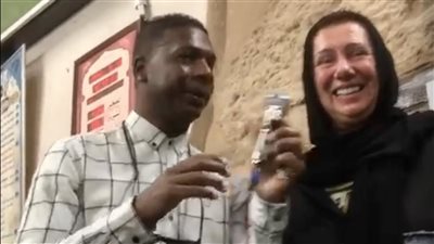 احتفالًا بإسلامها.. سائحة أوكرانية تنظم أكبر مائدة إفطار رمضانية في الأقصر| صور