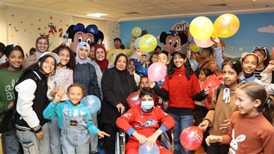 جبر الخواطر.. وفد مكتبة مصر العامة يرسم البسمة على وجوه متحدي السرطان بالأقصر