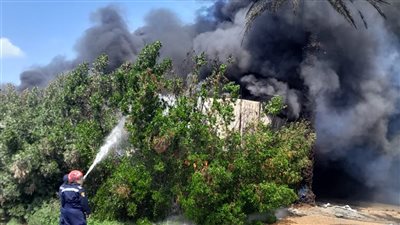 دون إصابات.. اندلاع حريق داخل مصنع للكيماويات بالشرقية