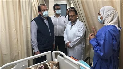 نائب وزير الصحة يوقع خصومات من رواتب مسؤولين خلال زيارة مفاجئة لمستشفيات محافظة سوهاج