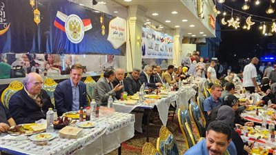 الدبلوماسيون الروس يوزعون الطعام في حفل إفطار لسكان حي الدقي | صور 