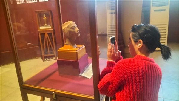 السائحين يلتقطون