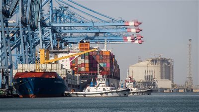 رئيس ميناء دمياط يبحث موقف خفض أزمنة الإفراج الجمركي عن البضائع