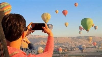 الرياح تعطل المغامرة.. تعليق رحلات البالون الطائر في سماء الأقصر اليوم