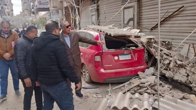 تحطم 3 سيارات في سقوط بروز عقار قديم بالمنصورة