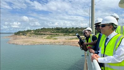 وزير الخارجية يتفقد موقع سد جوليوس نيريري