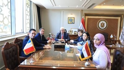 وزير التعليم العالي يستقبل السفير الفرنسي لمتابعة تطورات مشروع الحرم الجديد للجامعة الفرنسية الأهلية