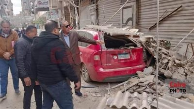 تحطم 3 سيارات إثر انهيار واجهة عقار قديم بالمنصورة | بث مباشر 