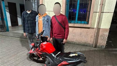 ضبط المتهمين بأداء حركات استعراضية بـ دراجة نارية