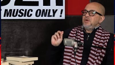 شق طريقك في الاتجاه اللي بتحبه ومتأجلش.. عمر طاهر ينتقد أصحاب مقولة التأجيل من عند الله