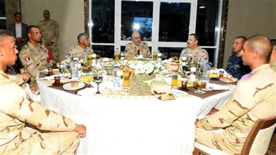 رئيس أركان القوات المسلحة يتناول وجبة الإفطار مع أعضاء هيئة تدريس وطلبة معهد ضباط الصف المعلمين