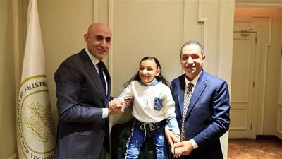 وزير التعليم يكرم الطالبة رضوى من ذوي الاحتياجات الخاصة لتفوقها في قراءة القرآن ويوجه بمتابعتها