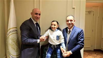 أخبار التعليم اليوم.. عبد اللطيف يكرم طالبة من ذوي الاحتياجات الخاصة لتفوقها في قراءة القرآن