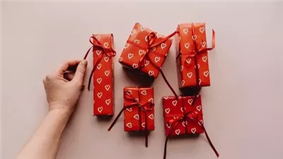 أفضل 10 هدايا رأس السنة للبنات 2026.. تريند الكريسماس الهودي والوشاح الأحمر