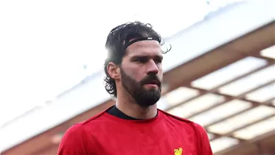 مدة غياب أليسون عن ليفربول عقب إصابته في مباراة جلطة سراي