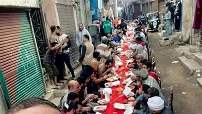 على غرار المطرية.. شباب حي البركة ينظمون مائدة إفطار جماعي بمدينة ببا في بني سويف
